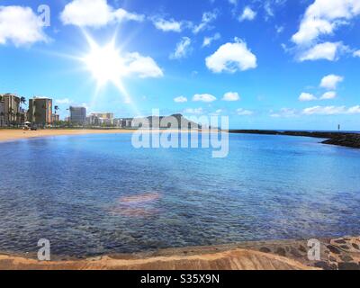 Diamond Head dal parco sulla spiaggia di Alamoana a Honolulu Hawaii . Foto Stock