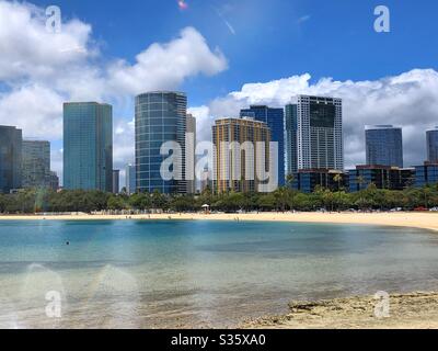 Un parco sulla spiaggia ok Ariana a Honolulu Hawaii Foto Stock