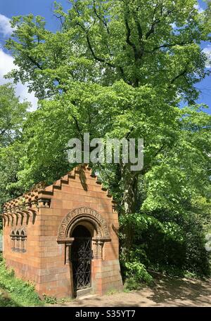 Monumento e albero del cimitero di Nunhead Foto Stock