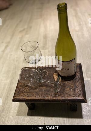 Marzo 2020 - bottiglia di vino e due bicchieri Foto Stock