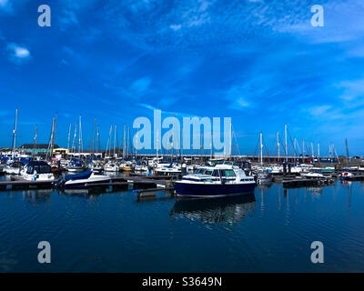 Aberystwyth, Galles occidentale, Regno Unito. Sabato 9 Aprile 2020. Tempo: Una giornata molto calda e soleggiata ad Aberystwyth vicino al porto©️ Rose Voon/Alamy Live News Foto Stock