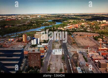 Vista, città Calgary, Alberta, dalla Torre Calgary, vista est, Ninth Avenue sud est, il fiume Bow, il fiume Elbow, confluenza Foto Stock