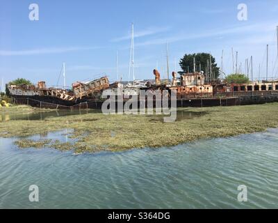 Naufragato arrugginito barca sulla riva Foto Stock