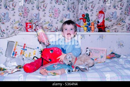 Natale mattina per un bambino apertura regali Foto Stock