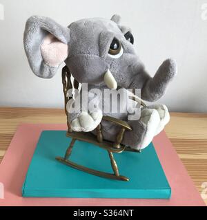 Elefante in una sedia a dondolo Foto Stock