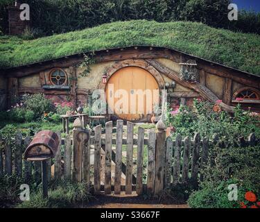 Hobbiton. Luogo bucolico in Nuova Zelanda dove vivono gli hobbit della Terra di mezzo. Set del film Signore degli anelli. Foto Stock
