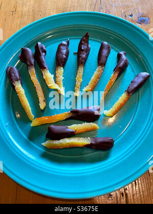 Bucce di arancia candite immerse nel cioccolato Foto Stock