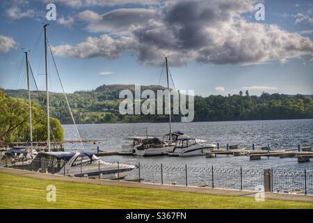 Barche a vela sul lago windermere foto presa dal lago Foto Stock