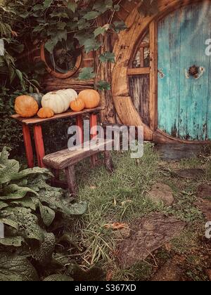 Hobbiton. Luogo bucolico in Nuova Zelanda dove vivono gli hobbit della Terra di mezzo. Set del film Signore degli anelli. Foto Stock