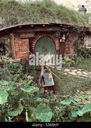 Hobbiton. Luogo bucolico in Nuova Zelanda dove vivono gli hobbit della Terra di mezzo. Set del film Signore degli anelli. Foto Stock