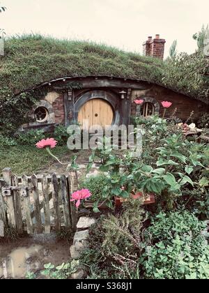 Hobbiton. Luogo bucolico in Nuova Zelanda dove vivono gli hobbit della Terra di mezzo. Set del film Signore degli anelli. Foto Stock