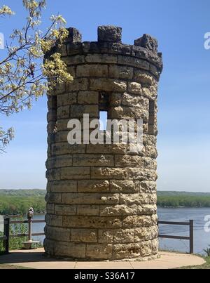 DUBUQUE, IOWA, 15 maggio 2020--Chioseup foto del monumento di Julien Dubuque pietra calcarea sopra il fiume Mississippi sotto un cielo blu luminoso in una giornata di sole primavera. Foto Stock