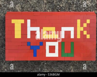 Grazie per aver firmato Made out of Lego Bricks per mostrare supporto e apprezzamento durante il blocco di Coronavirus maggio 2020. Foto Stock