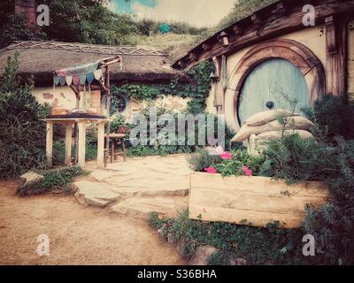 Hobbiton. Luogo bucolico in Nuova Zelanda dove vivono gli hobbit della Terra di mezzo. Set del film Signore degli anelli. Foto Stock