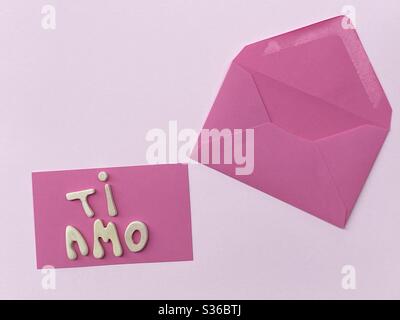 Ti amo, ti amo composto con lettere di legno fatte a mano su carta rosa Foto Stock