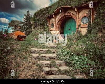 Hobbiton. Luogo bucolico in Nuova Zelanda dove vivono gli hobbit della Terra di mezzo. Set del film Signore degli anelli. Foto Stock