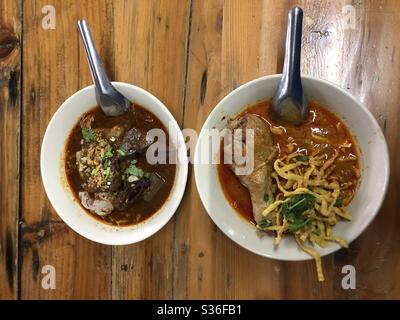 Zuppa di curry e Noodle di riso della Thailandia del Nord con salsa di maiale piccante (Khao Soi & Nam Ngiao), Chiang Rai, Thailandia Foto Stock