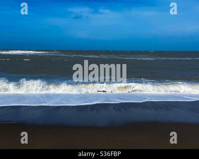 Aberystwyth, Galles occidentale, Regno Unito. Sabato 23 maggio 2020. News: Una giornata calda e soleggiata ad Aberystwyth, sulla spiaggia sabbiosa©️Rose Voon/ Alamy Live News Foto Stock