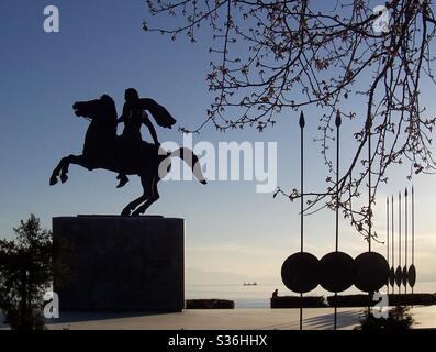 Grande statua di Alessandro Magno sul suo cavallo sul lungomare di Salonicco, Grecia. Insegnata da Aristotele, divenne un genio militare con molte campagne di successo dalla Grecia all'India. Foto Stock