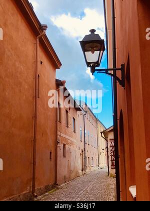 Un vicolo stretto nella città storica di Turku, Finlandia Foto Stock