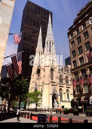 La cattedrale di San Patrizio si trova sulla Fifth Avenue a New York City, Stati Uniti Foto Stock