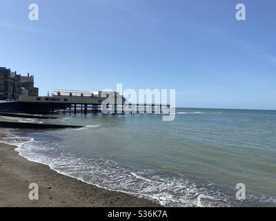 Aberystwyth, Galles occidentale, Regno Unito. Mercoledì 27 maggio 2020. News: Una giornata estiva molto calda ad Aberystwyth in spiaggia. ©️Rose Live News di Voon/Alamy Foto Stock