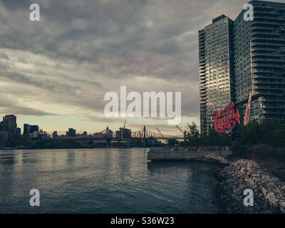 Pepsi Cola segno a Long Island City, Queens, al tramonto Foto Stock