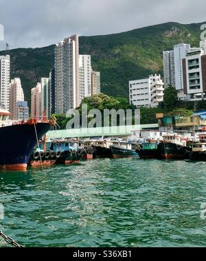 Porto di Aberdeen e quartieri residenziali nella parte meridionale dell'isola di Hong Kong. Foto Stock