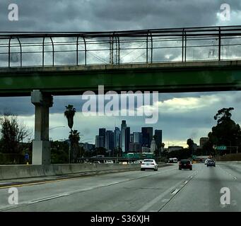 Ci si avvicina al centro di Los Angeles sulla superstrada 10. Aprile 2020 Foto Stock