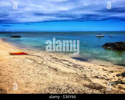 Spiaggia tropicale con barche a Mauritius. Foto Stock