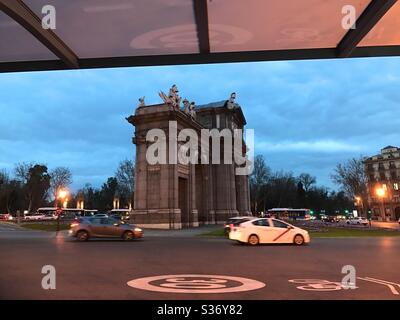 Alla Porta di Alcalá, Vista notte. Madrid, Spagna. Foto Stock