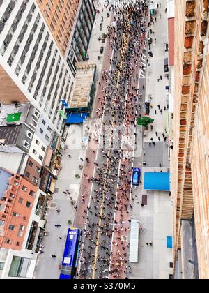 Durante la prima settimana di giugno 2020, manifestanti pacifici hanno marciato sulla 34th Street nel centro di Manhattan, New York City, USA Foto Stock