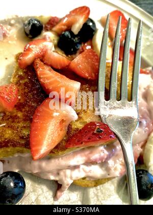 Toast alla francese ripieni con fragole mirtilli e una forchetta Foto Stock