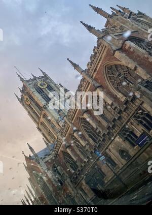 Hull Minster su un angolo con gocce di pioggia sulla lente presa poco prima del tramonto in inverno Foto Stock