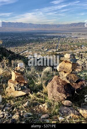 L'uomo ha fatto formazioni rocciose lungo un sentiero escursionistico a Palm Springs CA marzo 2020 Foto Stock