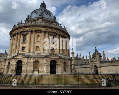 La Radcliffe Camera fa parte della Oxford University in Inghilterra. L'edificio, progettato da James Gibbs in stile neoclassico, è stato costruito nel 1737–49 per ospitare la Radcliffe Science Library. Foto Stock