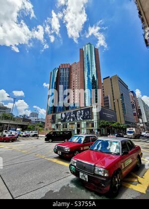 Toyota comfort taxi rossi su Nathan Road a Hong Kong. Foto Stock