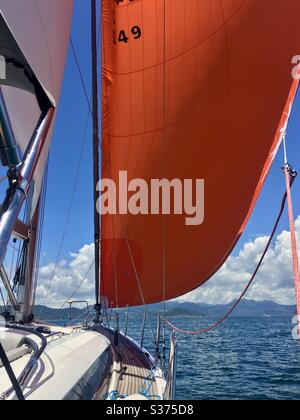 Vela sotto spinnaker a Port Shelter, Hong Kong. Foto Stock