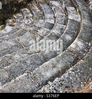 Volo di scalini in pietra curvi, le Blanc, Indre, Francia. Foto Stock