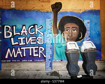 Black Lives Matter murale dipinto su un fronte di deposito a Oakland, California. Foto Stock