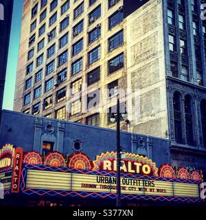 Gli outfitters urbani si aprono nello storico teatro di Rialto a Broadway nel centro di Los Angeles, CA 2016 Foto Stock