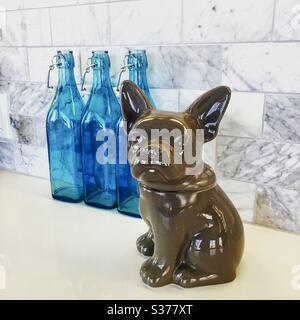 Statua di un bulldog francese grigio e bottiglie di vetro blu su un piano  in un appartamento modello. Los Angeles, California 2016 Foto stock - Alamy