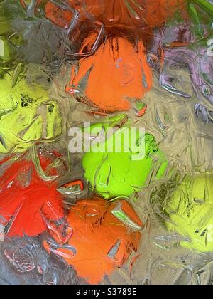 Sfondo astratto di palline da golf colorate immerse in acqua ghiacciata Foto Stock