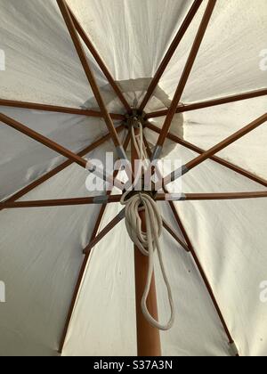 Vermi vista ad occhio di un Parasol bianco e puntoni di legno e corda avvolta in pieno fotogramma Foto Stock