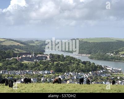 Guardando su Dartmouth e sul fiume Dart da Jawbones con il Britannia Royal Naval College (BRNC), è l'accademia navale del Regno Unito e l'istituto di formazione ufficiale iniziale. Foto Stock