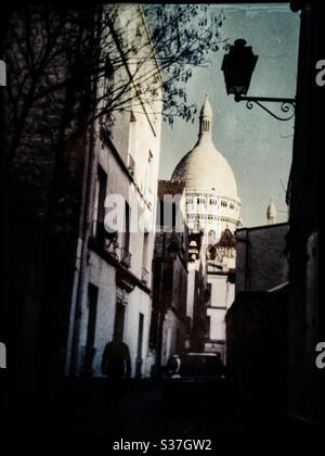 Rue Saint Rustique e vista sulla cupola della chiesa di San Pietro di Montmartre Foto Stock