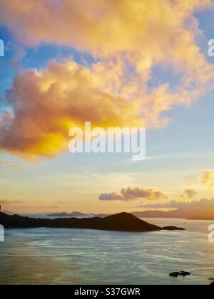 Un bellissimo tramonto sull Isola di Lamma in Hong Kong. Foto Stock
