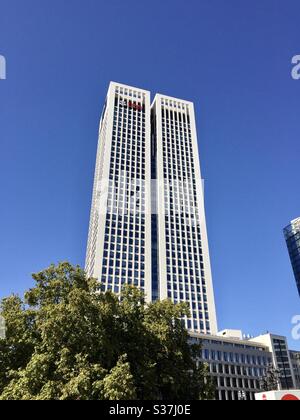 UBS torre a Francoforte contro cielo ultra blu Foto Stock