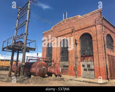 Vecchio edificio presso la rotonda dei treni di Evanston Wyoming. Foto Stock