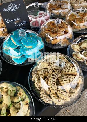 Esposizione di torte mediorientali al mercato arabo di Châtellerault, Vienne (86), Francia. Foto Stock